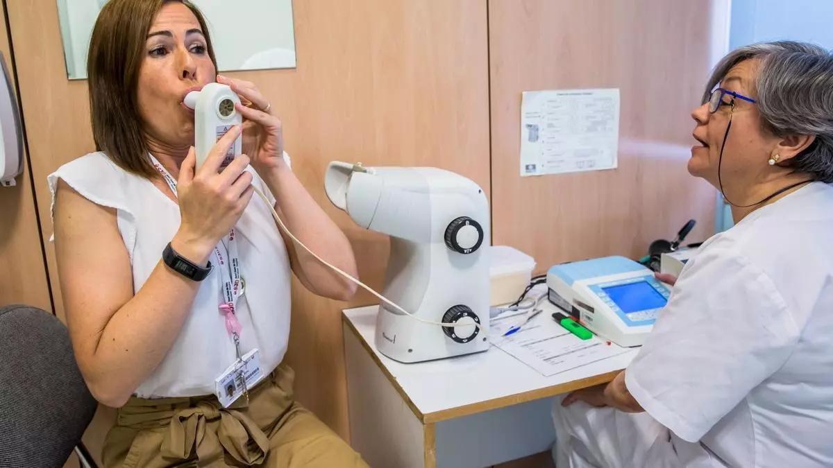 Una mujer se hace una espirometría, prueba clave para detectar la EPOC.