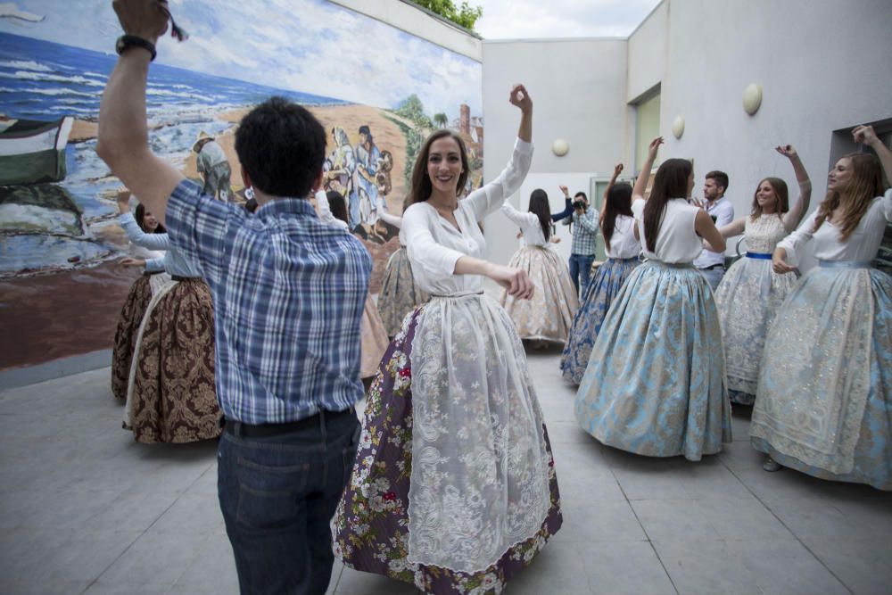 Ensayo de la Dansà con la fallera mayor y la corte