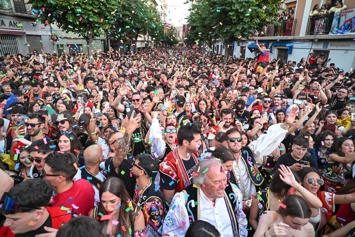 La interpretación del pasodoble Idella da inicio a las Fiestas de Moros y Cristianos.