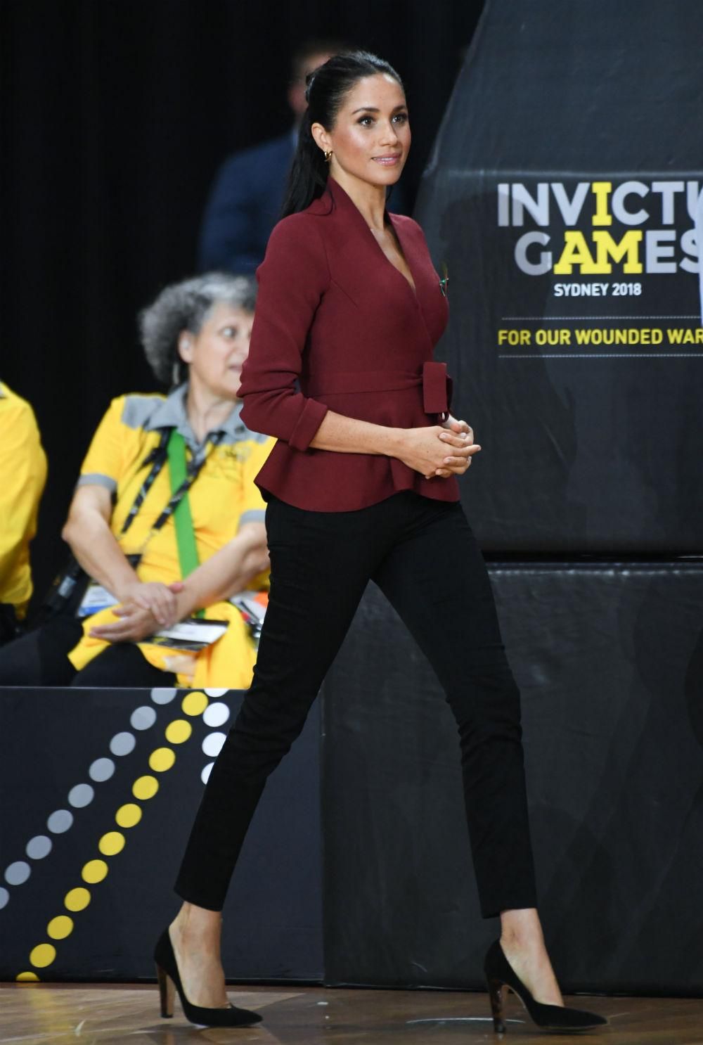 Meghan Markle con chaqueta granate y pantalón negro