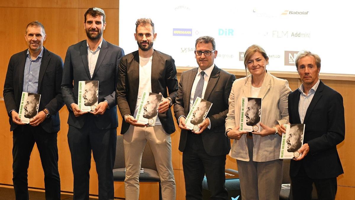 Delfi Geli (Girona), Sergi Olba (El Corte Inglés), Cristhian Stuani, Josep Maria González (CaixaBank), Anna Varderi (fundación) y David Torras (Relats Solidaris)..