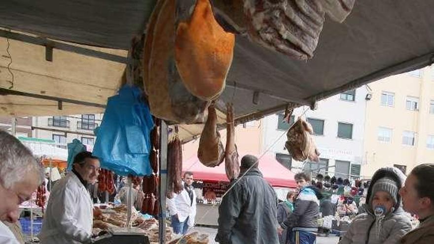 Feira do Cocido de Lalín, con alimentos para la receta. // Bernabé/Gutier