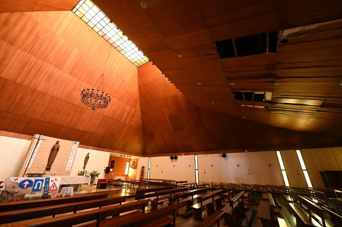 Otra perspectiva del techo interior de la iglesia.