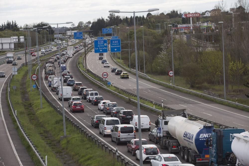 Retenciones kilométricas por las obras en un carril de la "Y"