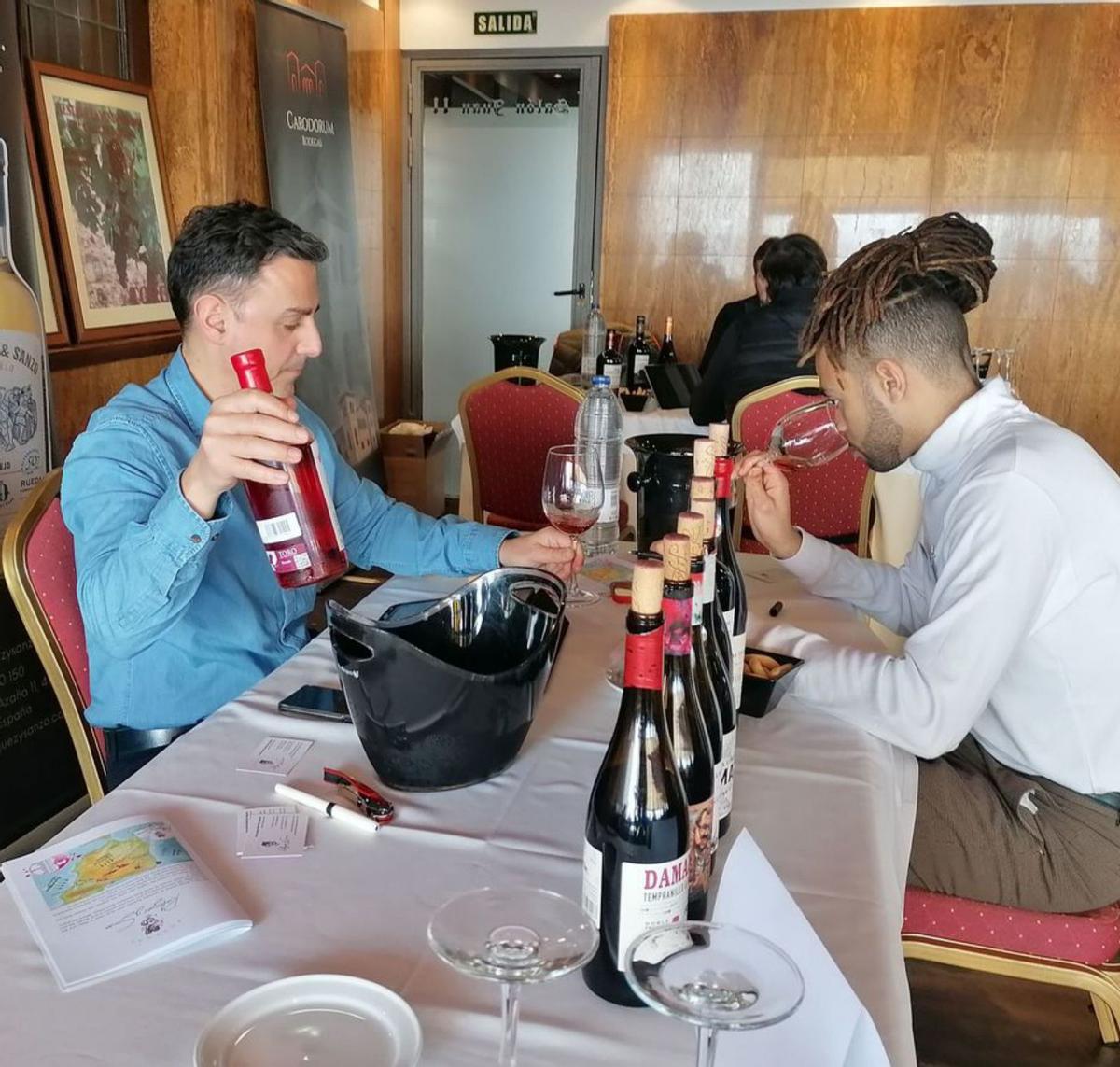 Un importador británico cata vinos de una bodega en el showroom. | M. J. C.