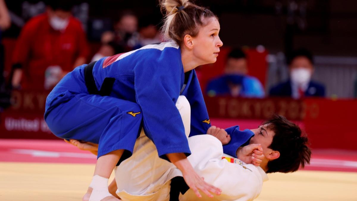 Julia Figueroa, de blanco, en un combate.