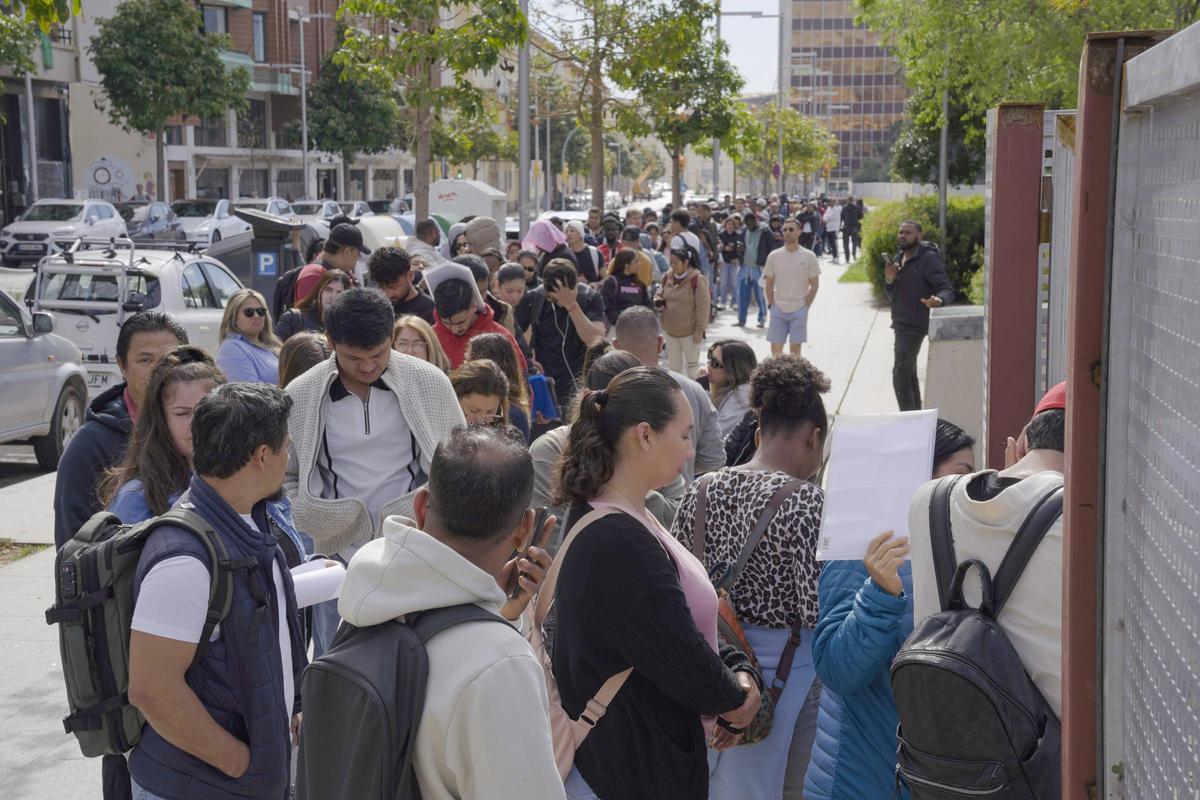 Largas colas, este jueves, para conseguir el informe de vulnerabilidad.