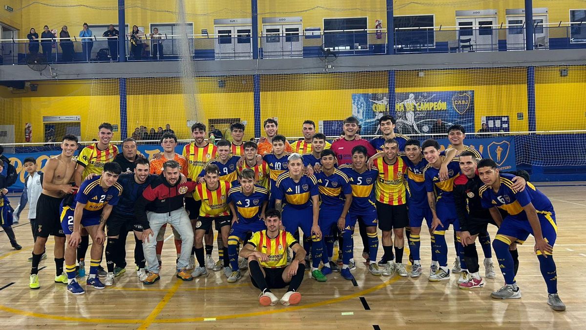 Els jugadors del Boca Juniors i del CEFS Fonollosa, al final del seu partit amistós