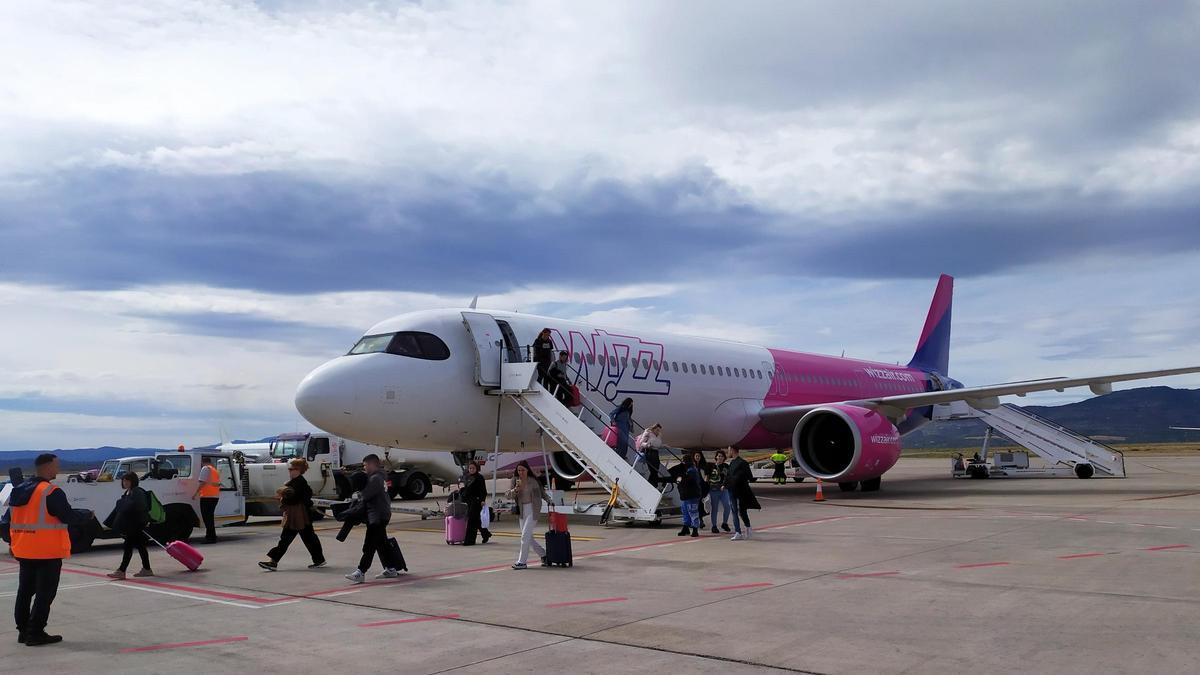 Un avión de Wizz Air en el aeropuerto de Castellón.