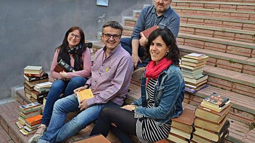 En primer terme, Queralt Ambròs, directora de la biblioteca Guillem de Berguedà; darrere seu, els regidors Jesús Subirats i Josep Campos i la propietària de la llibreria Montserrat, Montse Garcia, ahir