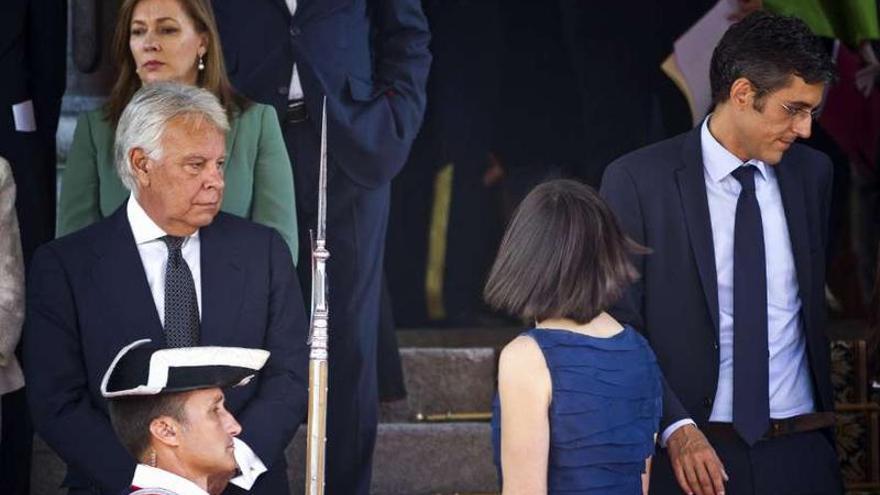 Eduardo Madina pasa junto a Felipe González, ayer, durante el desfile tras la proclamación del Rey.