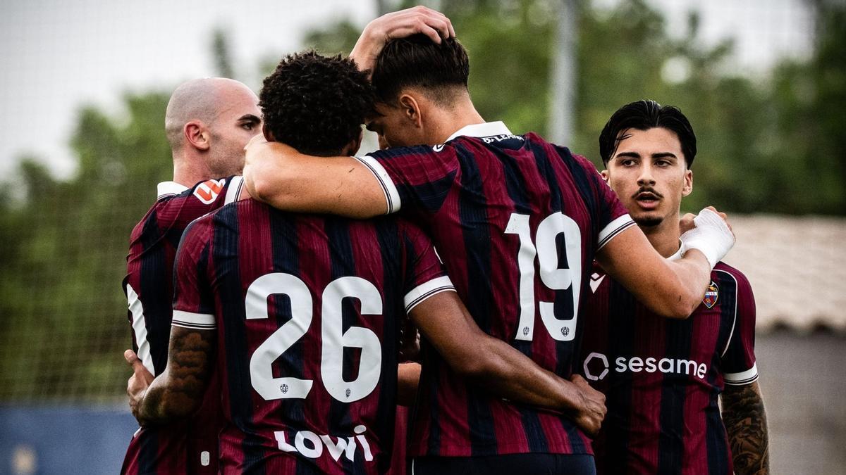 El Levante UD celebra su victoria en pretemporada