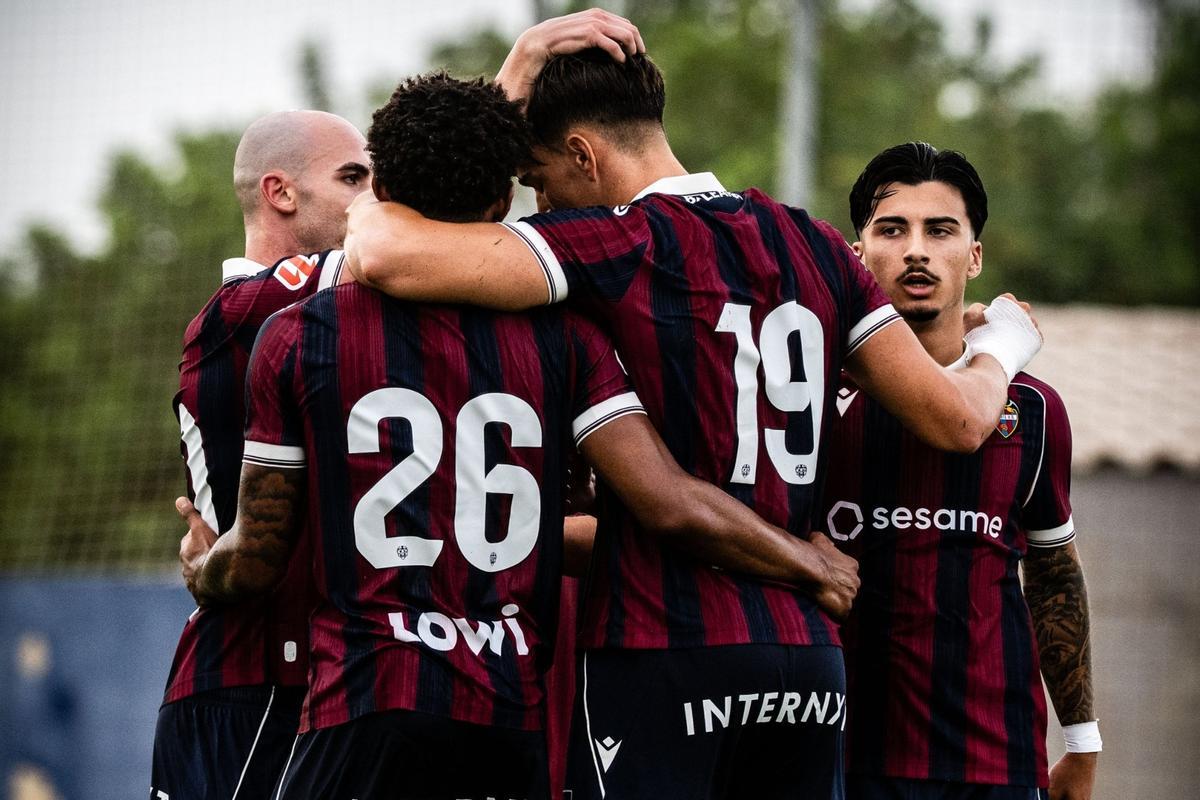 El Levante UD celebra su victoria en pretemporada