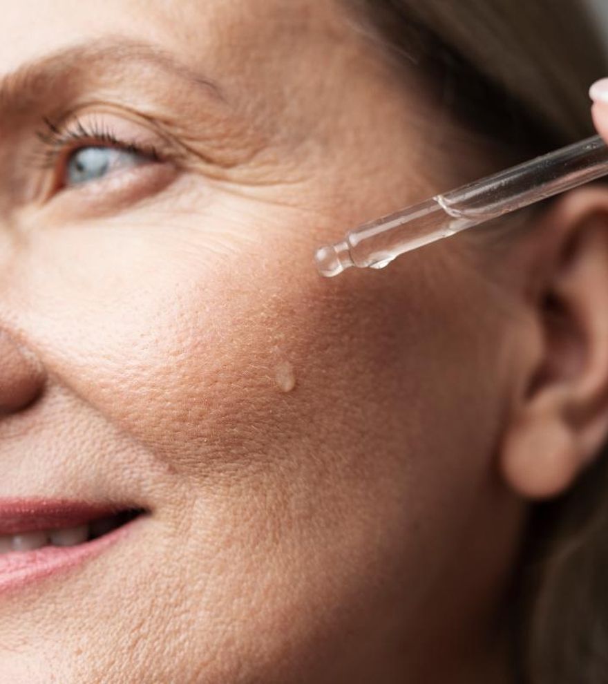 ¿Se puede usar retinol o ácido hialurónico en verano? Qué dicen el farmacéutico sobre ingredientes activos con sol