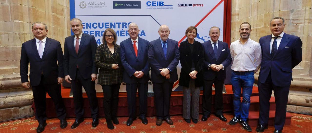 Por la izquierda, Narciso Casado, Miguel Ángel Benzal; Ángeles Rivero, directora general de LA NUEVA ESPAÑA, Carlos Casanueva, Carlos Fernández Collado, presidente de Asicom; Carmen Moriyón, alcaldesa de Gijón; Pablo Junceda, director general de Sabadell Herrero; Ángel García, alcalde de Siero, y Pedro Martín, delegado de Europa Press en Asturias.