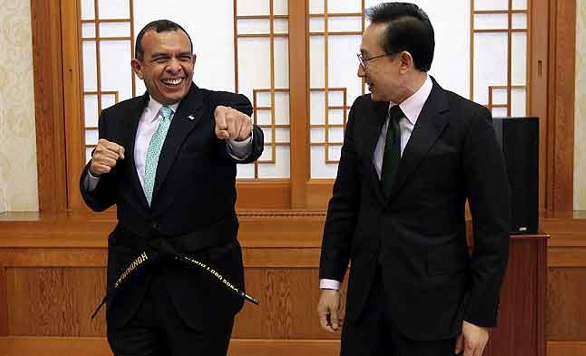 El president hondureny, Porfirio Lobo, fa broma després de rebre un uniforme de taekwondo de regal, de mans del seu homòleg sud-coreà, Lee Myung-bak, durant una reunió a l’oficina presidencial de Seül (Corea del Sud).