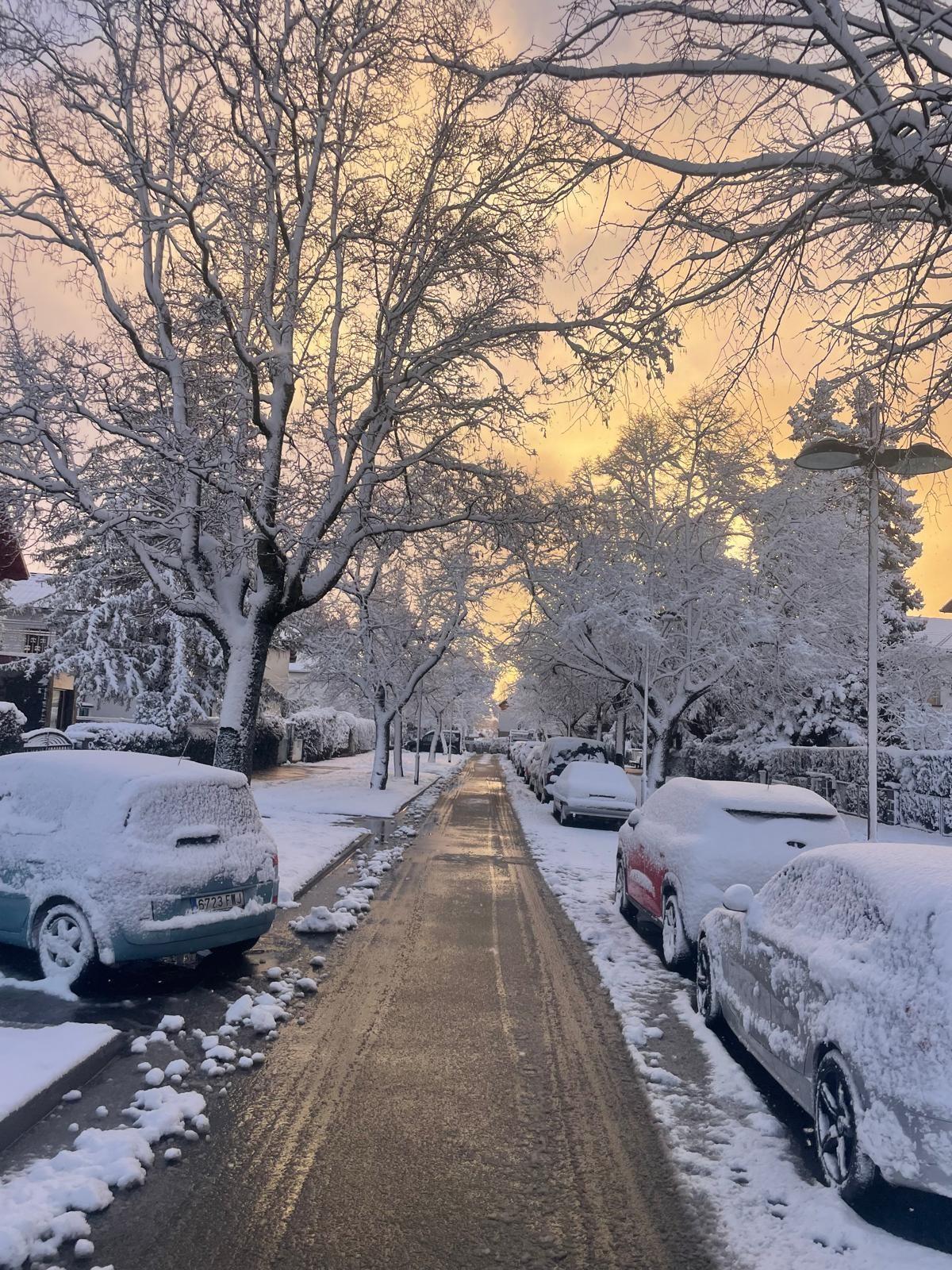 Jaca ha amanecido cubierta de nieve este sábado.