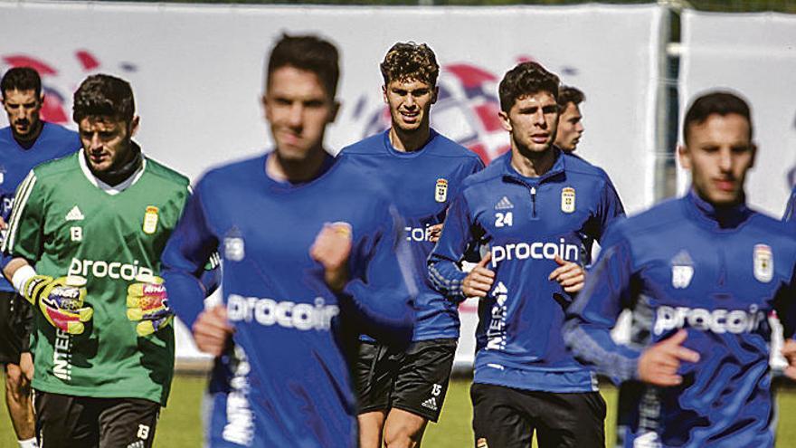 Los jugadores hacen carrera en El Requexón.