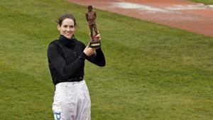 La yoqueta irlandesa Rachael Blackmore muestra uno de sus recientes trofeos.
