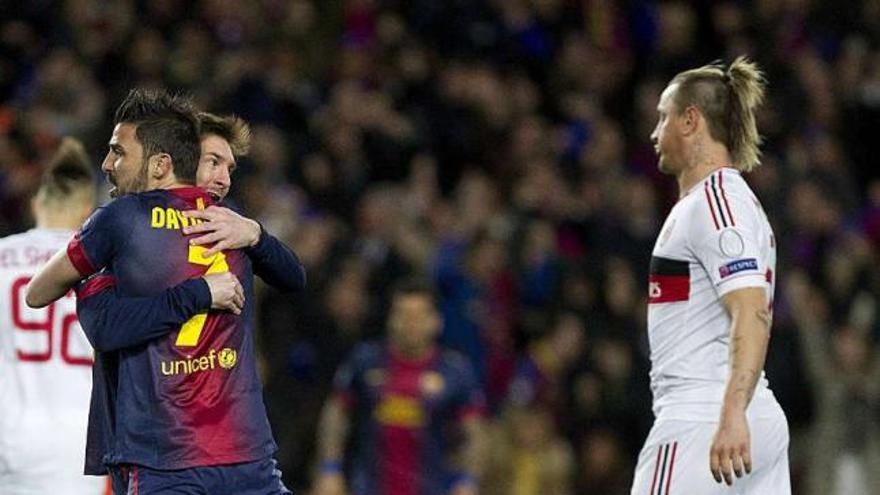 Messi y Villa se abrazan tras un gol durante el encuentro ante el Milan. // Efe