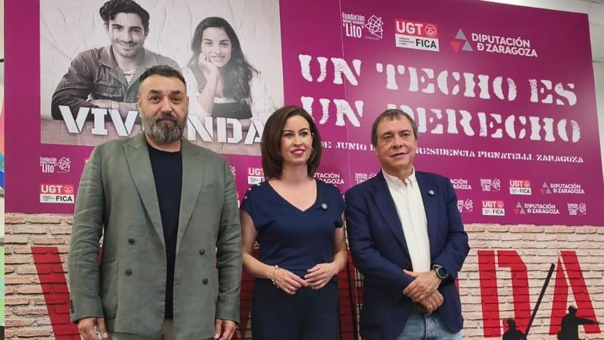 Sergio Sancho, secretario general de UGT FICA Aragón, Teresa Ladrero, vicepresidenta de la DPZ y Mariano Hoya, secretario general de UGT FICA, este martes en Zaragoza.
