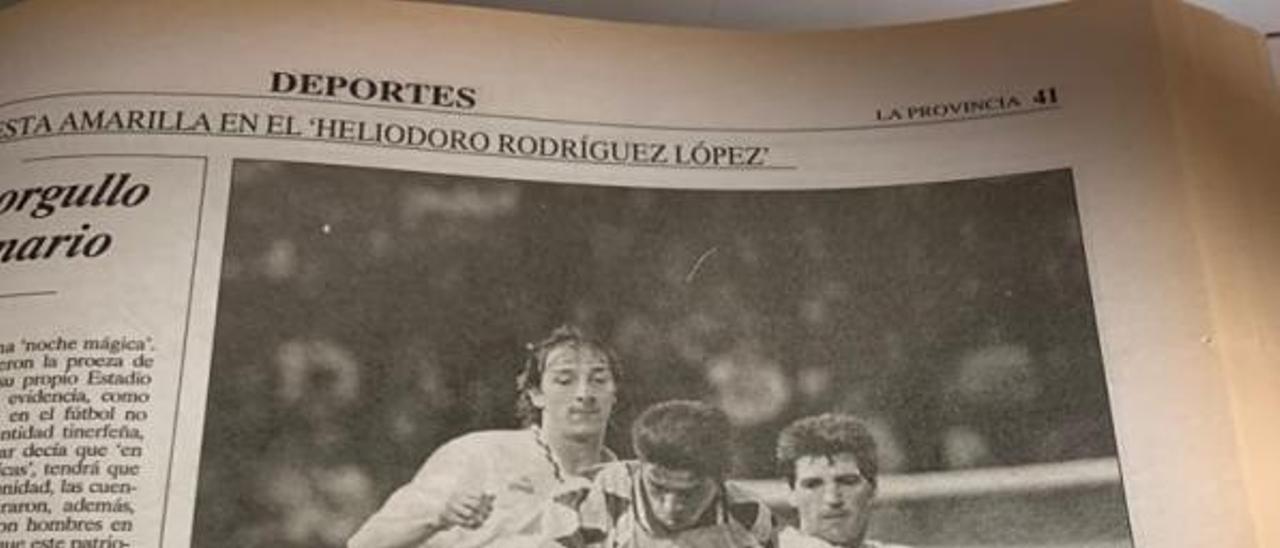 Ramis -a la izquierda- y Chano tratan de arrebatarle el balón a Víctor en aquel derbi del 12 de enero de 1995 en el Heliodoro. | | LP/DLP