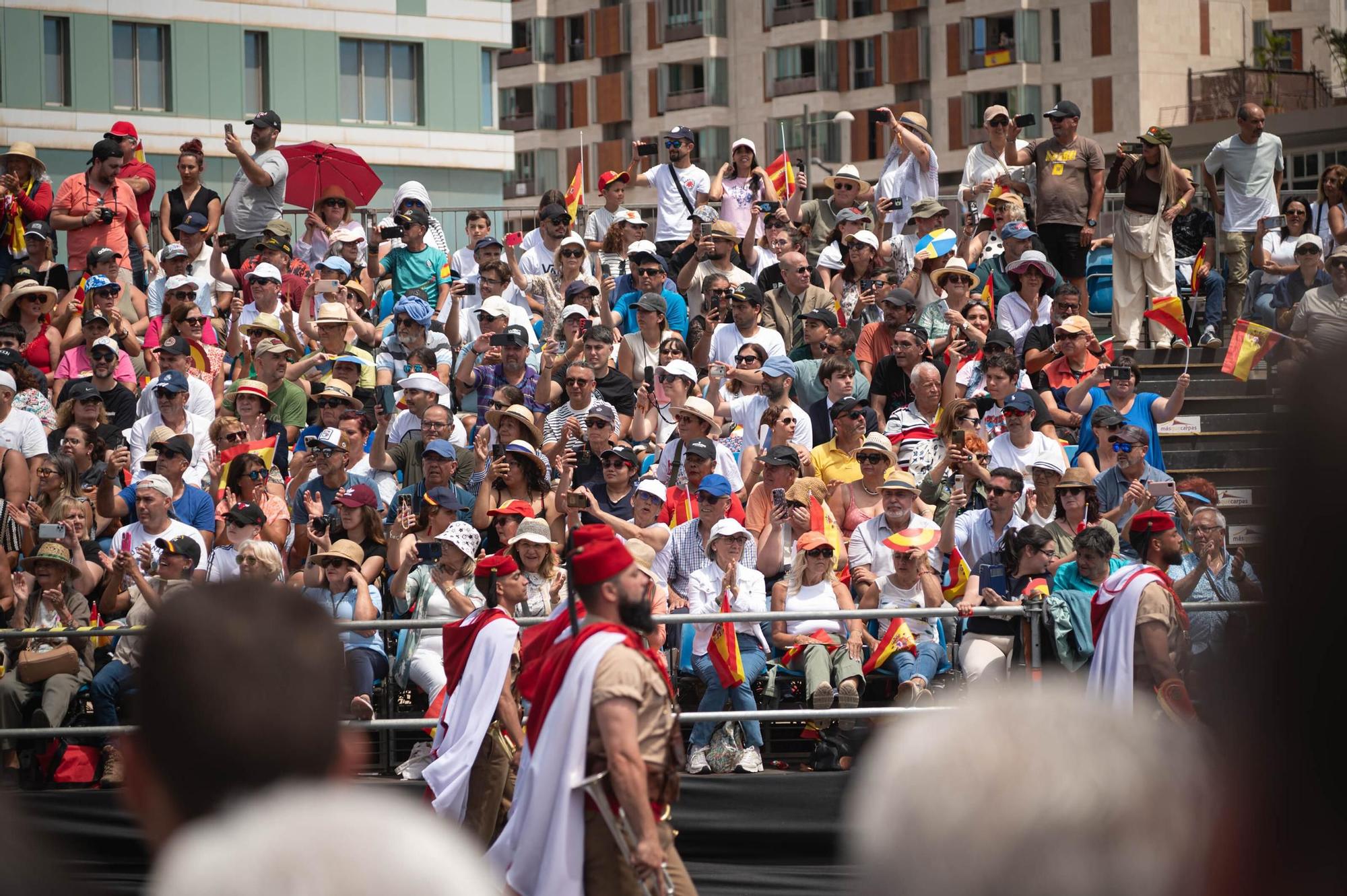 Las mejores imágenes del desfile militar de las Fuerzas Armadas en Tenerife con la presencia de Sus Majestades los Reyes