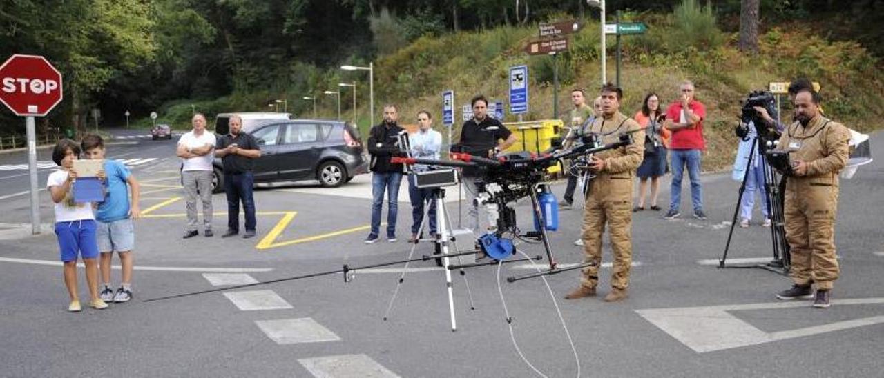 Jaime Pereira (centro) durante una demostración de drones en el área recreativa de A Carixa. |   // BERNABÉ/JAVIER LALÍN