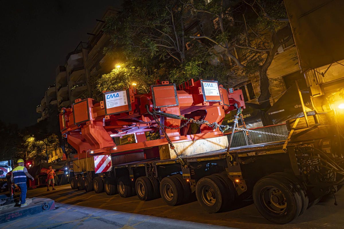 Viaje nocturno del cabezal de la L9: la pieza clave para retomar las obras del metro