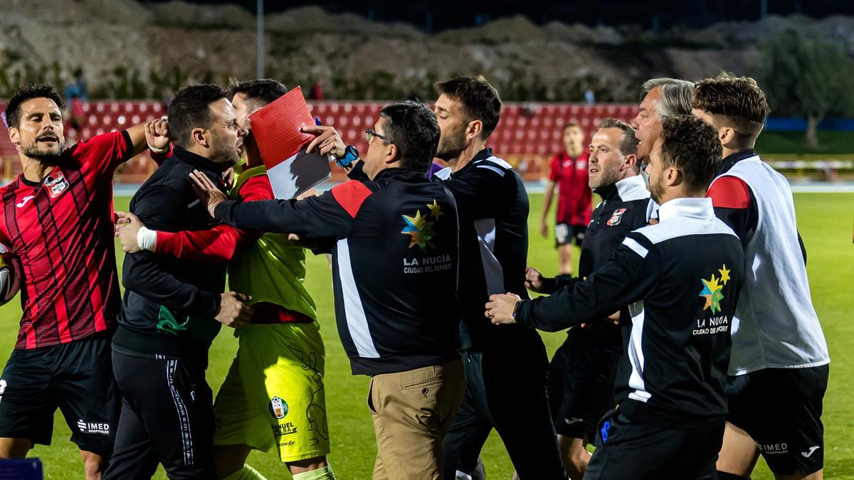 Al final del partido hubo un enfrentamiento entre jugadores y técnicos de ambos equipos