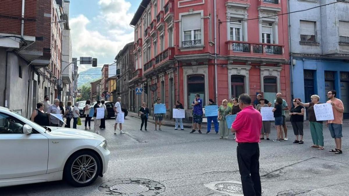 Los vecinos cortan la calle en protesta contra el narcopiso de la avenida de Sama, en Mieres.