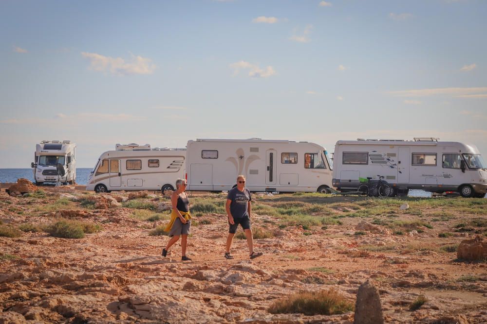 Las autocaravanas vuelven a invadir la primera línea de las calas de Torrevieja sin control