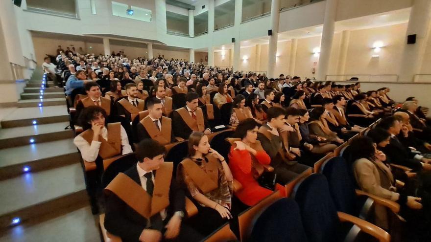 El campus gradúa a 44 ingenieros para que &quot;den un impulso&quot; a la sociedad asturiana