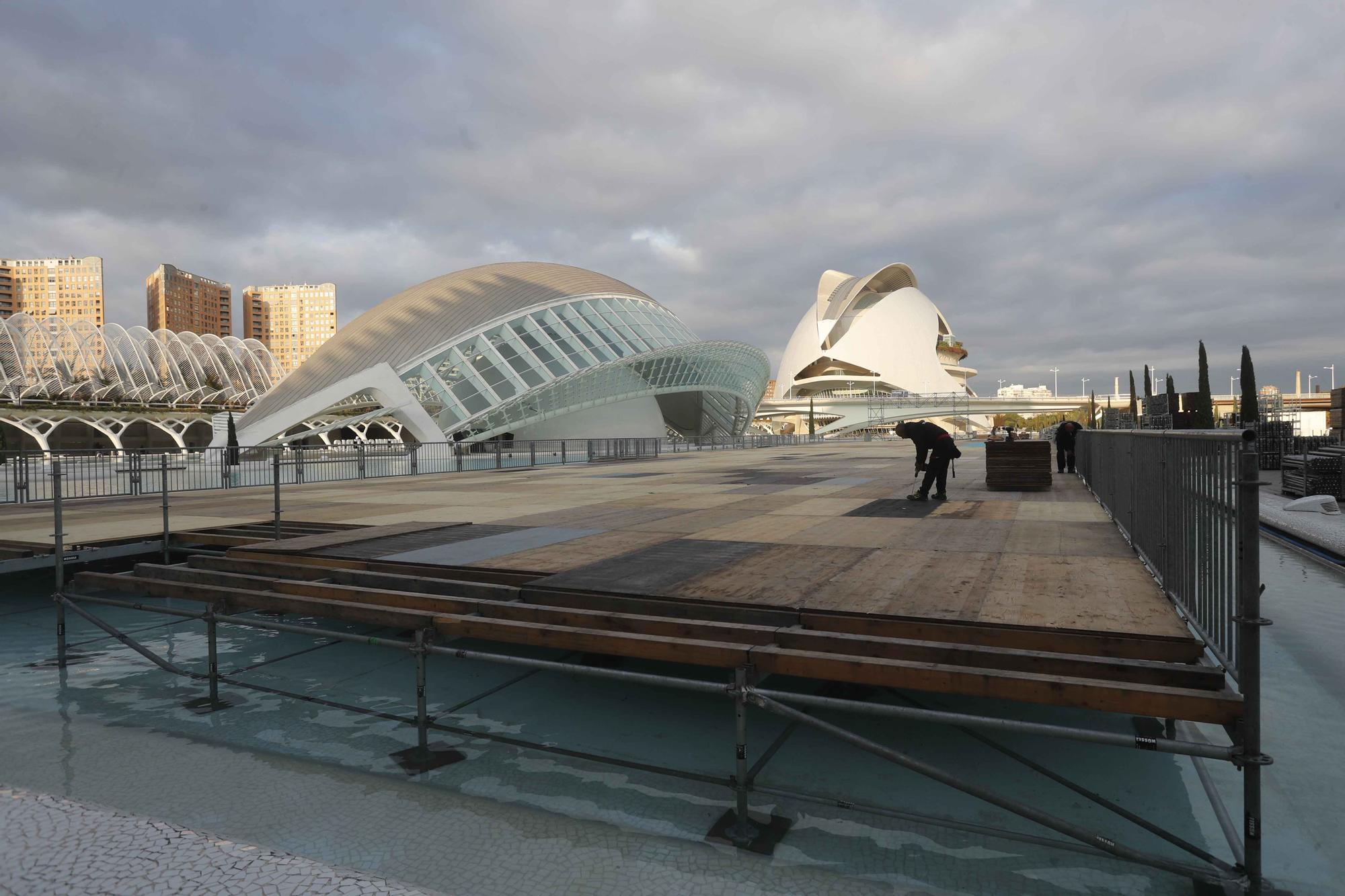 Montaje en la nueva ubicación de la meta de Maratón Valencia Trinidad Alfonso