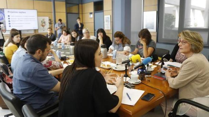 Alcón, con los y las periodistas, durante el desayuno informativo que tuvo lugar ayer en la UJI.