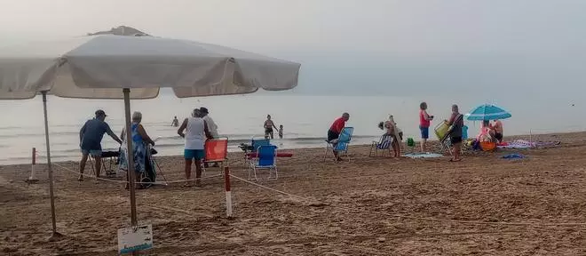 La pelea por la primera línea de playa en Cullera: la zona reservada al alquiler alimenta la “guerra de las sombrillas”
