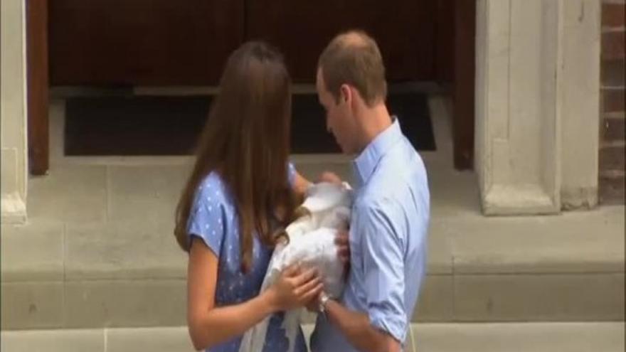 Primer viaje al extranjero del pequeño George, con sus padres William y Kate