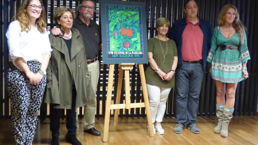 Ana Palenzuela (responsable del porfolio), Limi Fernández, José Medio, Gladys Posada, Alejandro Vega y la edil Ana López, junto a la obra de Posada.