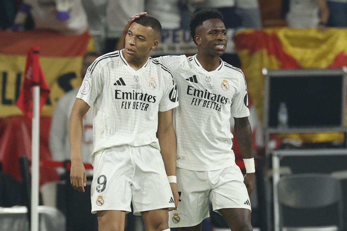 Sevilla, 04/2025.- Real Madrid French striker Kylian Mbappé (i) celebrates his goal with Vinicius Jr. during the final of the Copa del Rey who play Real Madrid and FC Barcelona today Saturday at the Cartuja stadium, in Seville. EFE/Julio Muñoz