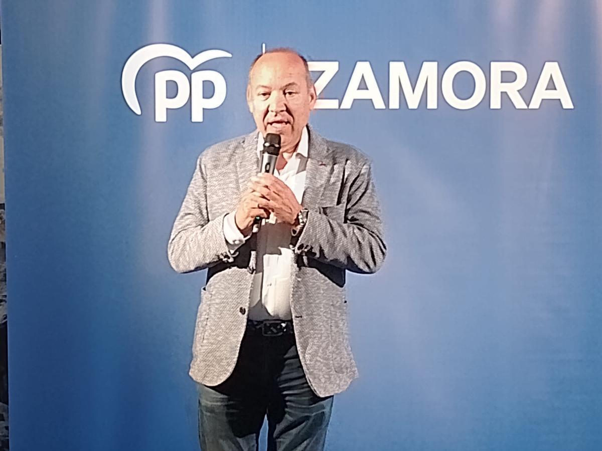 José María Barrios, presidente provincial del Partido Popular de Zamora, interviene en el acto.