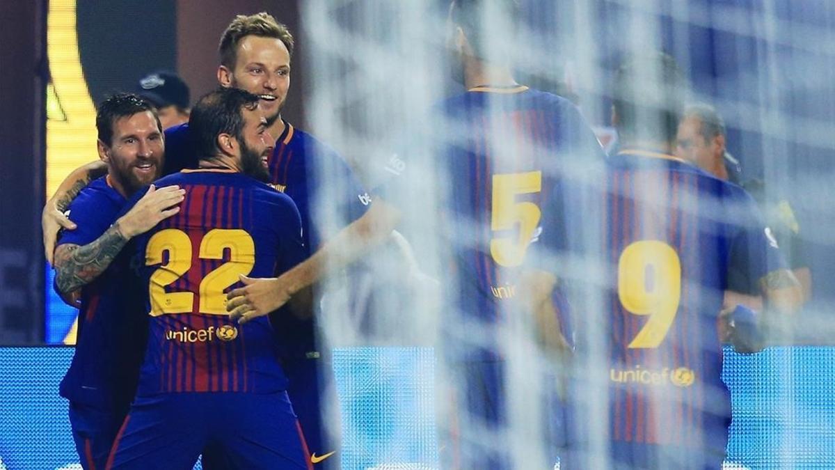 Los jugadores del Barça felicitan a Messi, autor del primer gol ante el Madrid en el clásico de Miami.