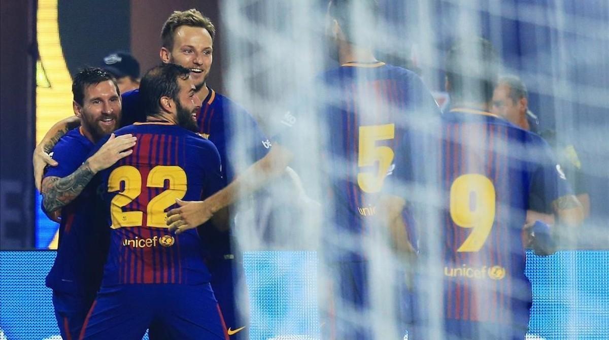 Los jugadores del Barça felicitan a Messi, autor del primer gol ante el Madrid en el clásico de Miami.
