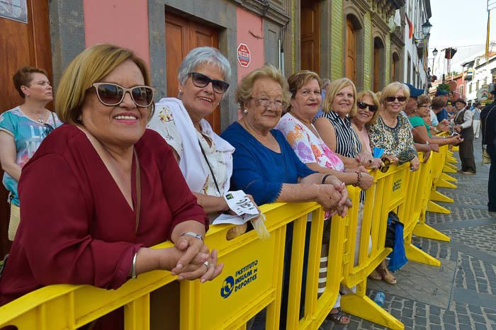 Carretas y grupos en la romería del Pino