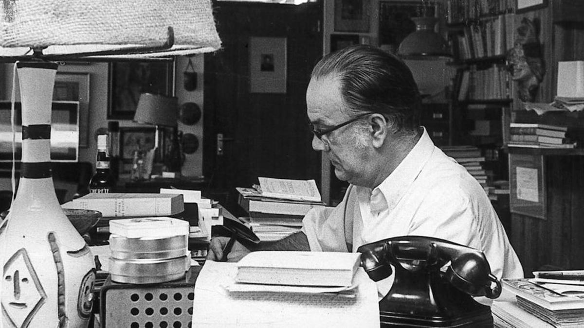 El escritor Camilo José Cela en su despacho de Palma.
