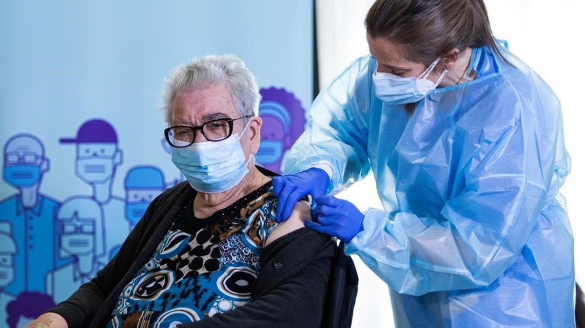 Josefa Pérez  de 89 años  la primera persona vacunada en Catalunya.