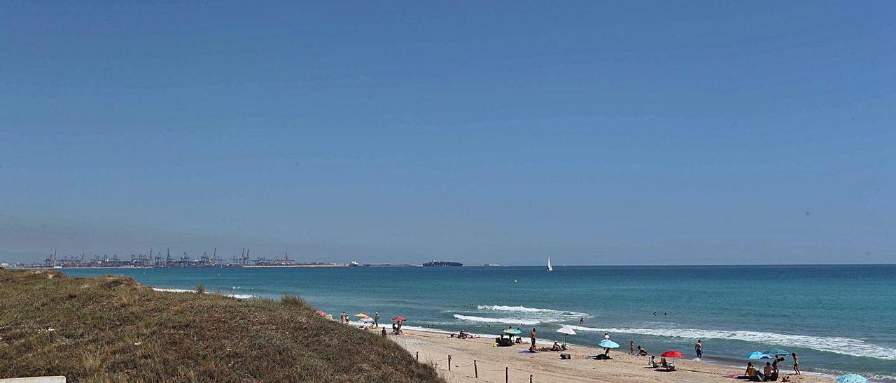 Playa de El Saler con València
 al fondo.  j.m.lópez