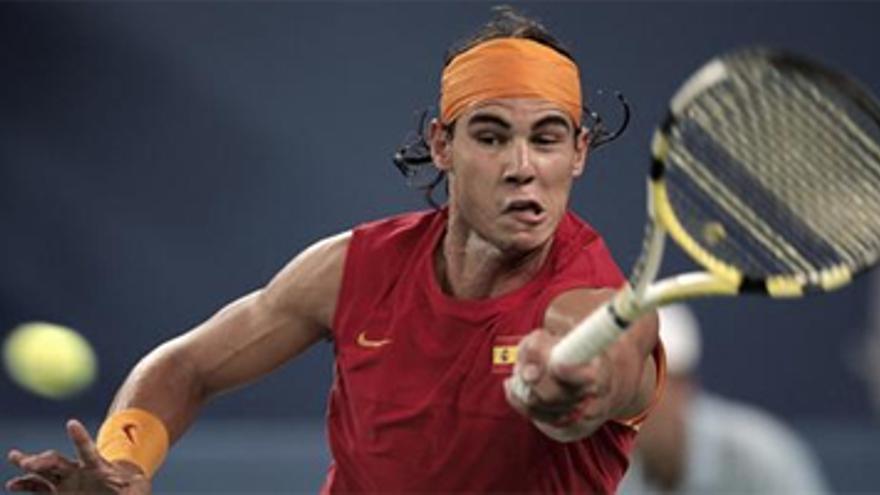 Nadal arrolla a Hewitt y pasa a octavos