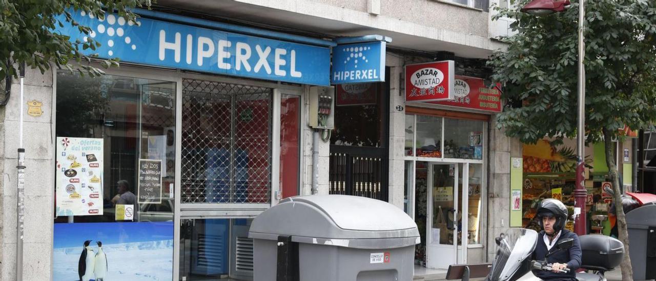 Tienda de la red Hiperxel, en la calle Travesía de Vigo.