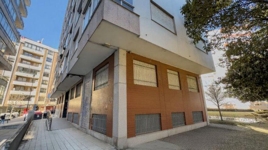 Estado actual del exterior del local, listo para un nuevo uso.