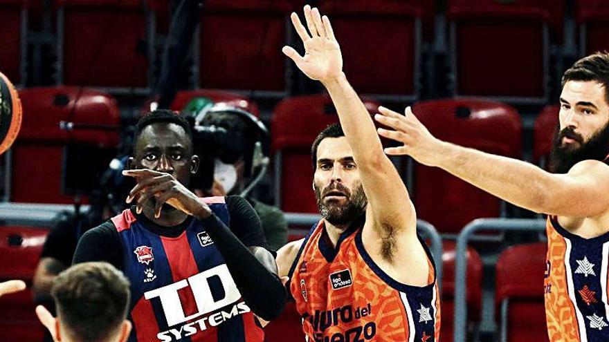 Partido entre el Baskonia y el Valencia Basket